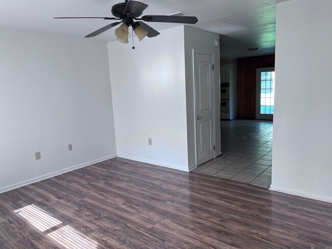 Foto del edificio - 3135 Woodcrest Dr
