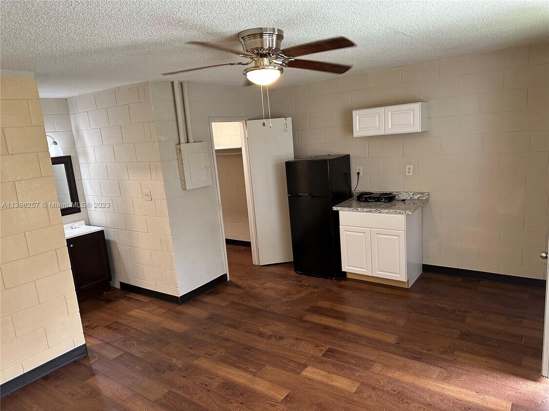 649 W Base St Unit 2, Madison, FL 32340 Room for Rent in Madison, FL