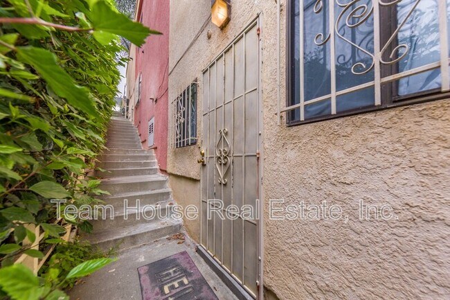 Foto del edificio - 5845 S Mansfield Ave