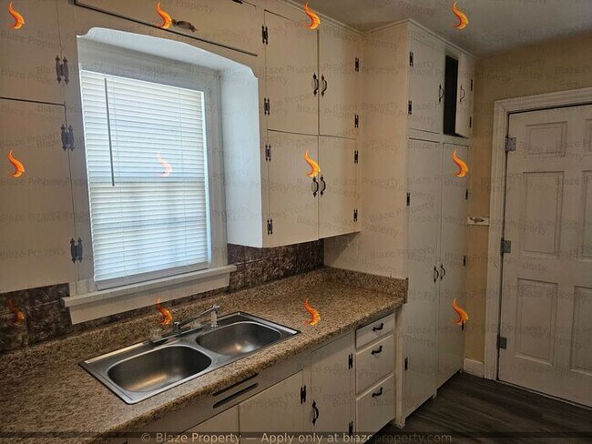 Foto del edificio - Ready for Immediate move : 3 Bed 1 Bath ho...