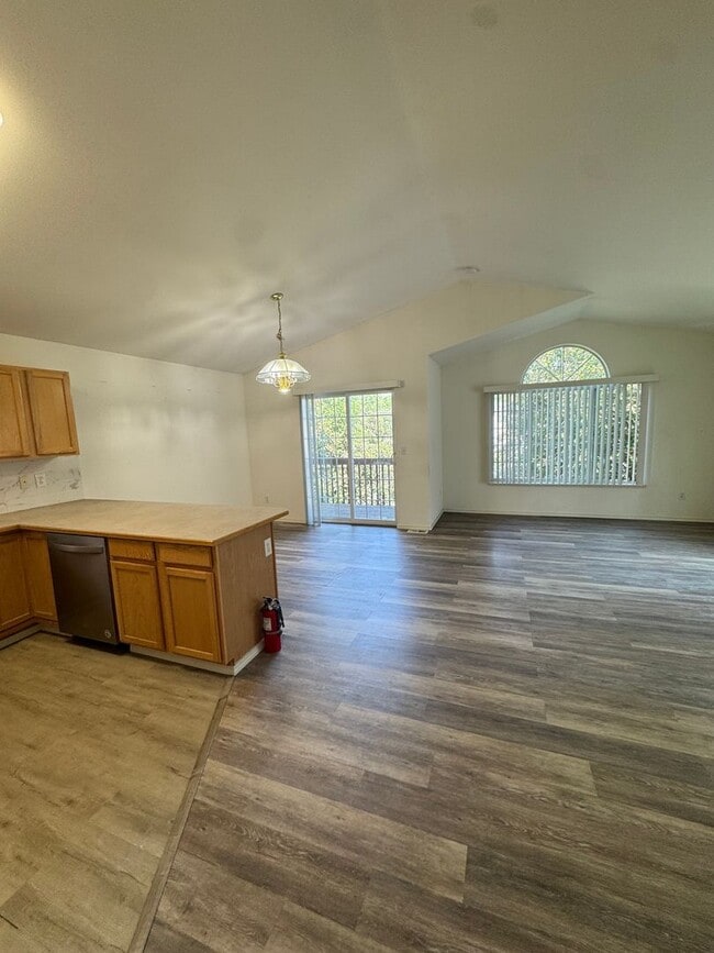 Building Photo - 3 bedroom home conveniently located