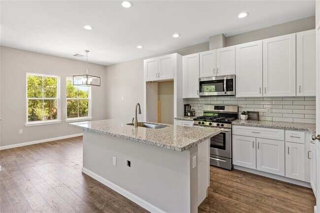 Foto del edificio - 8122 Sandhurst Dr