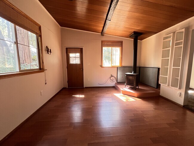 Foto del edificio - 12524 Valley View Rd
