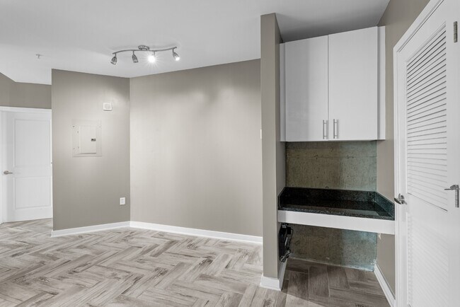Foto del edificio - Uptown Condo with AMAZING VIEW!