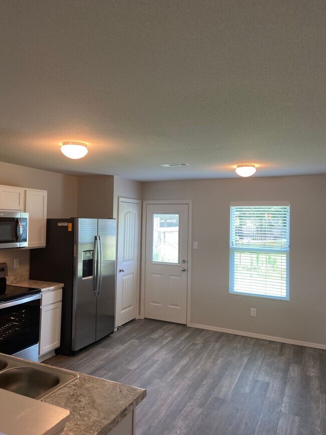 Foto del edificio - Three Bedroom | Two Bath Home in Conrad Court