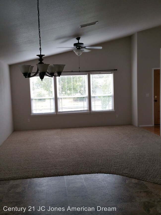 Building Photo - 1502 SW Waterstone Dr