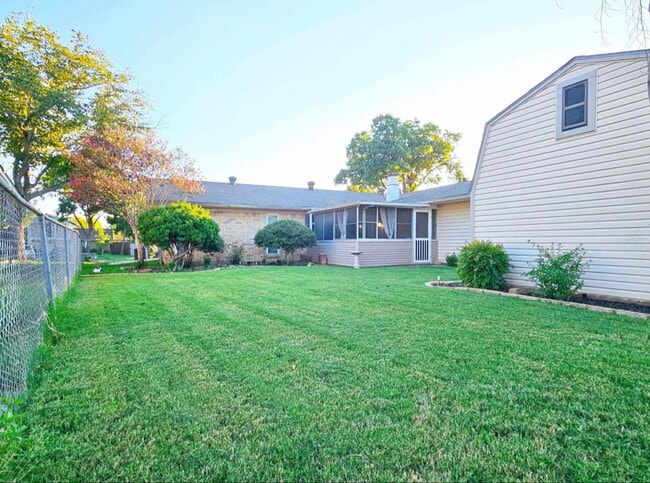 Building Photo - 1609 San Antonio Ln