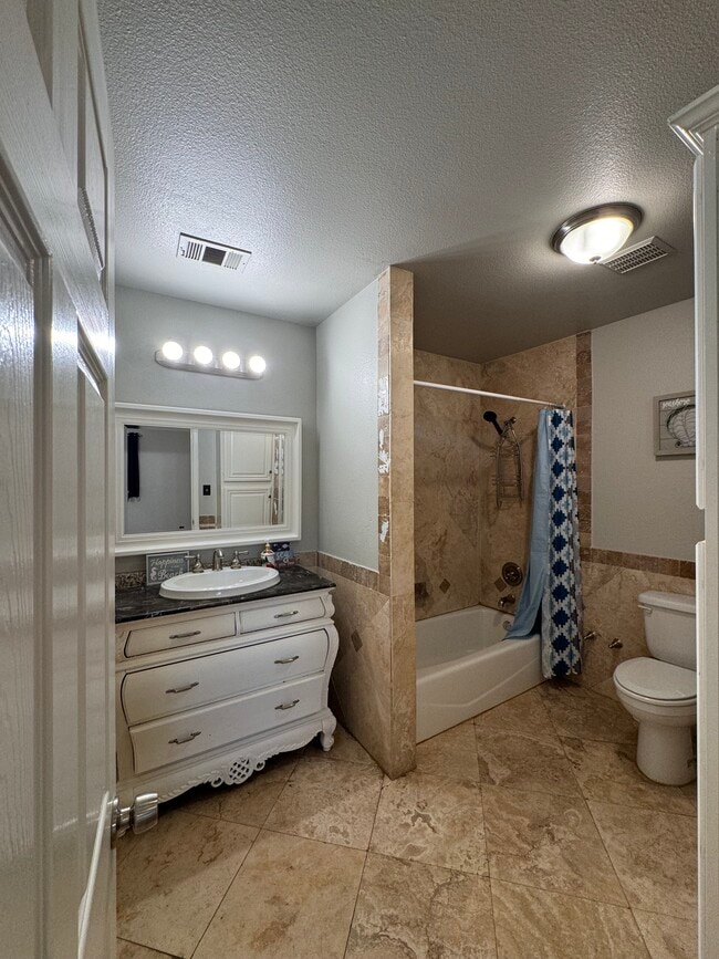 Building Photo - 4931 W Mockingbird Ln