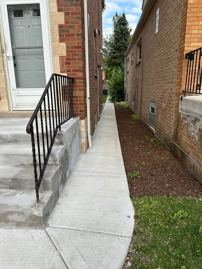 Building Photo - 1831 N Newcastle Ave
