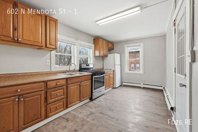 Building Photo - 602 N Mendota St