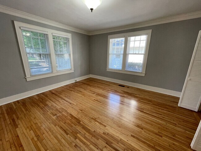 Building Photo - 2BR Cottage in Woodmont/West End