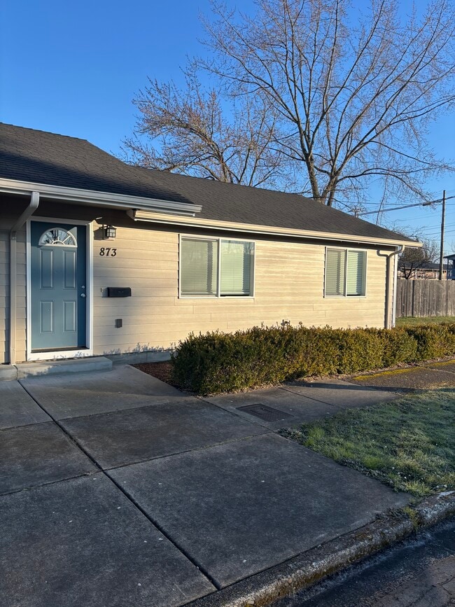 Building Photo - 861 6th Ave SE