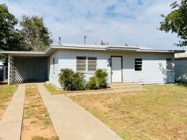 Building Photo - Charming 2 Bedroom Home