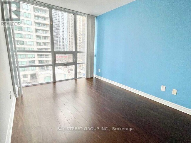 Photo du bâtiment - 818-835 HOLLYWOOD Ave