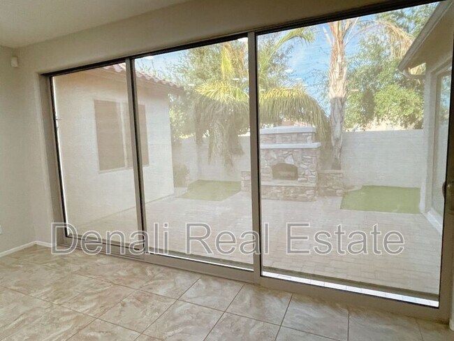 Foto del edificio - 4643 E Maplewood St