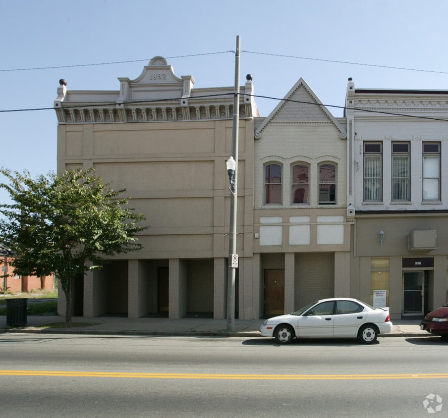 Building Photo - 1204 Hull St