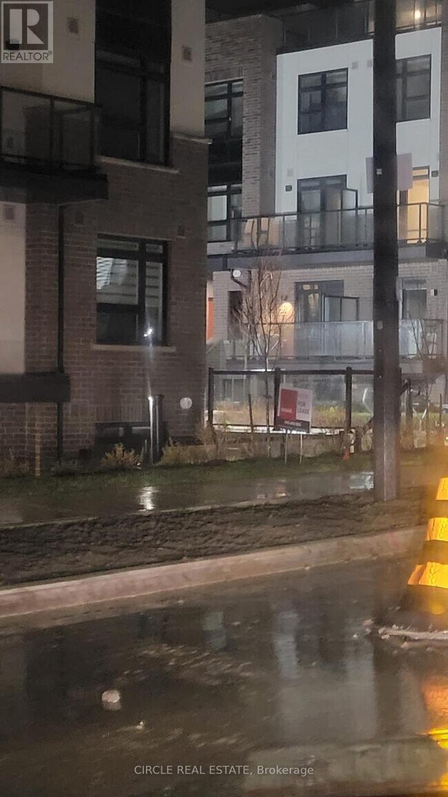 Photo du bâtiment - 1569 Rose Way