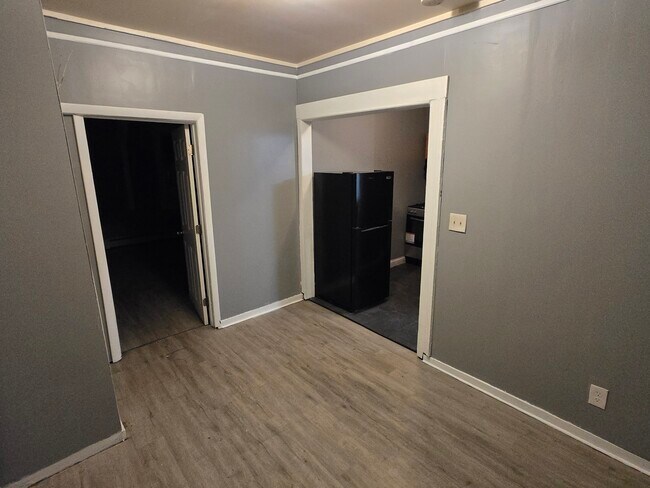 Foto del edificio - 8 Farley Ave