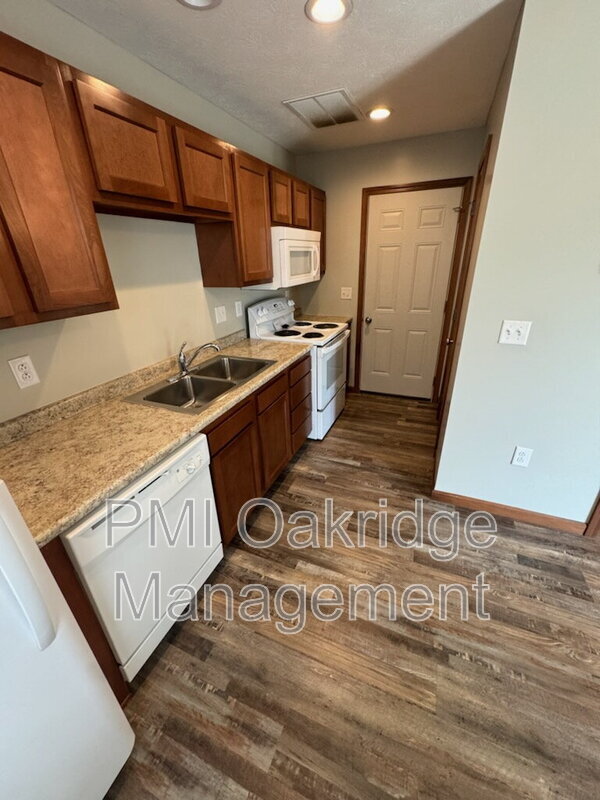Building Photo - 719-779 Meadow Glen Ave.
