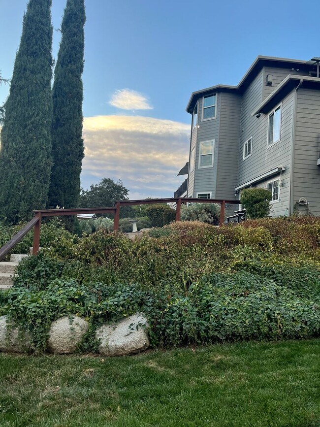 Building Photo - Short Term Rental available, Fully Furnished , 1 Bedroom, 1 Bath in Private Setting