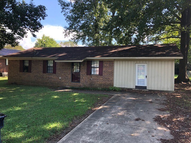Foto principal - Renovated 3 Bedroom 2 Bath home with Bonus...