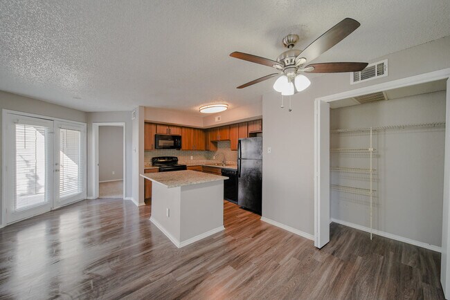 Foto del edificio - Woodside At Lake Highlands Apartment Homes