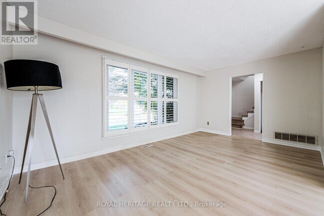 Photo du bâtiment - 586 Creekview Cir