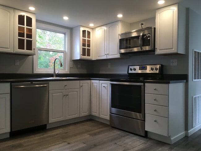 Building Photo - 117 Higrove Ln