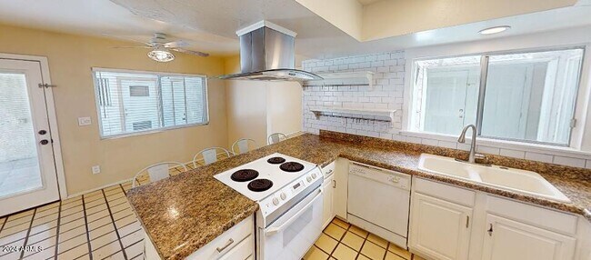 Building Photo - 333 E Caribbean Ln