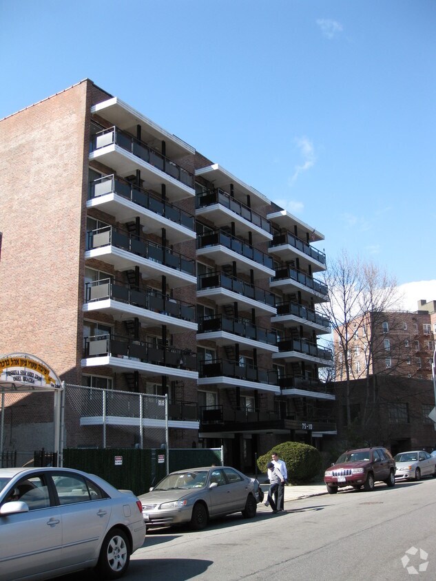 Primary Photo - Forest Hills Apts