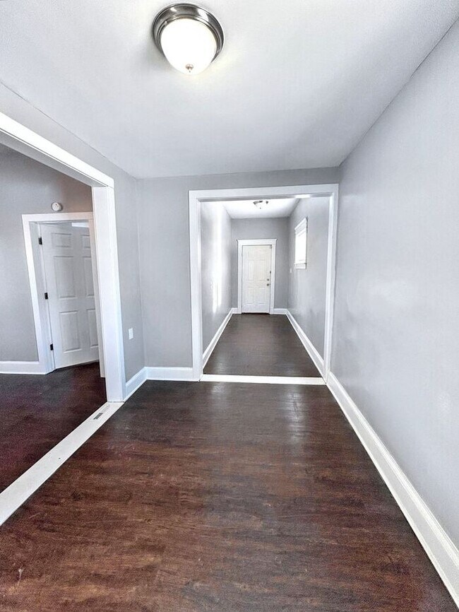 Foto del edificio - Charming 2BR Duplex with Modern Comforts a...