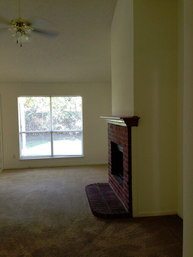Building Photo - Duplex *LEASING SPECIAL AVAILABLE*