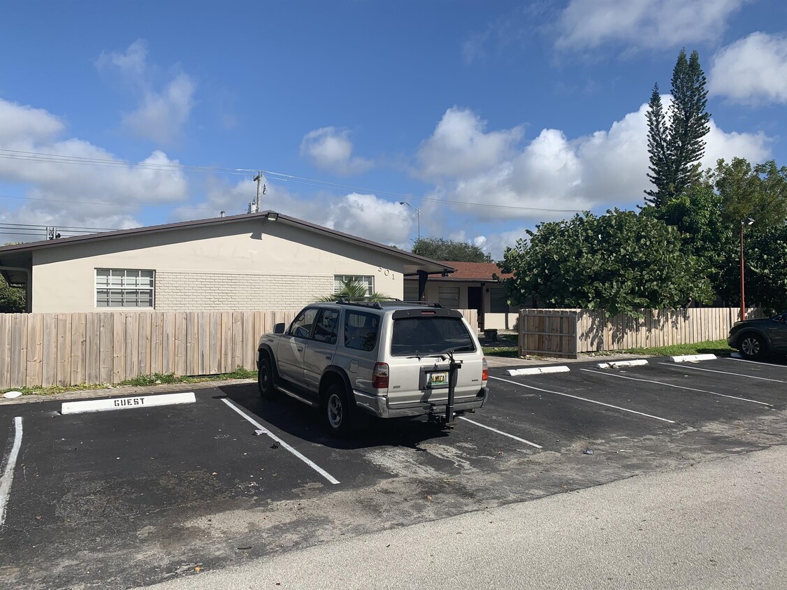 Foto principal - 301 NW 35th Ct