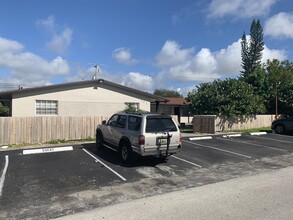 Building Photo - 301 NW 35th Ct