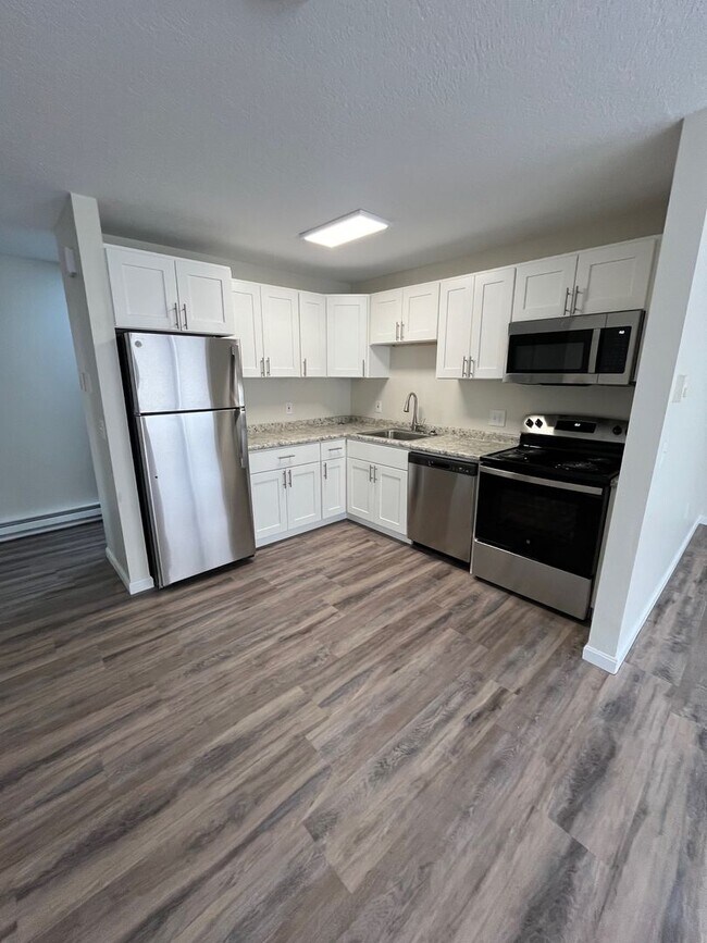 Building Photo - Renovated Apartment available in Rochester, NH!