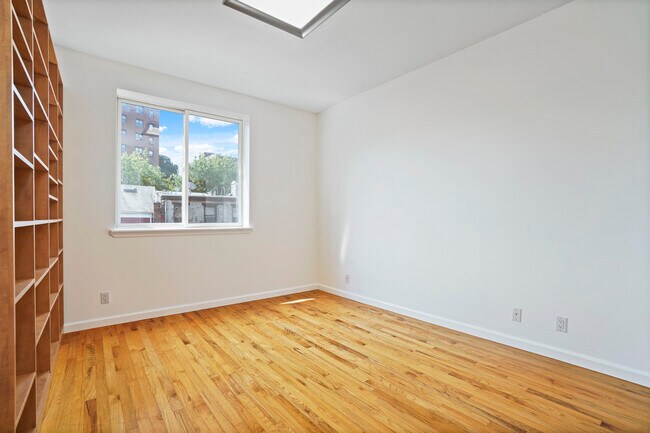 Building Photo - 965 Kent Ave