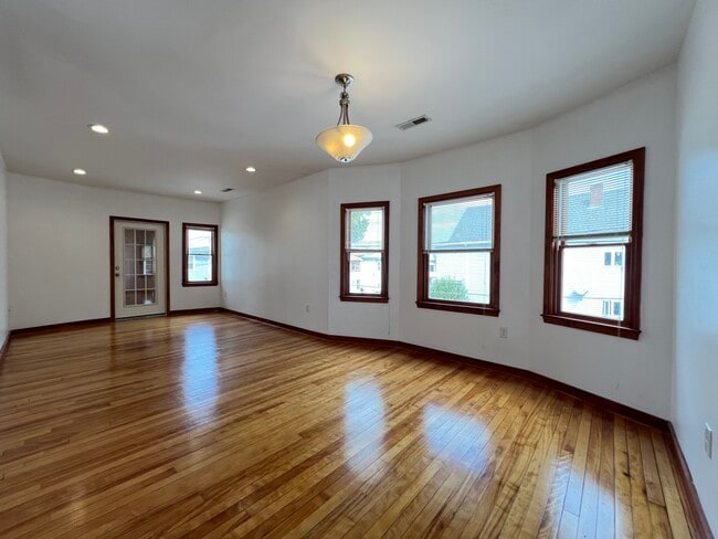 Building Photo - 42 Pinkham Rd