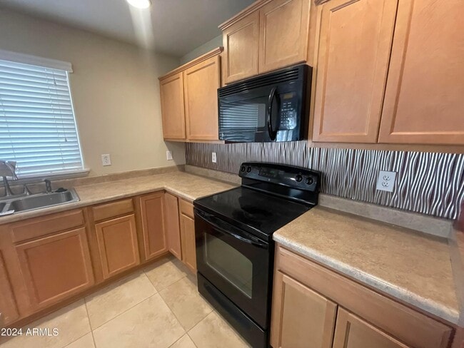 Building Photo - 2741 N Hawthorn Dr