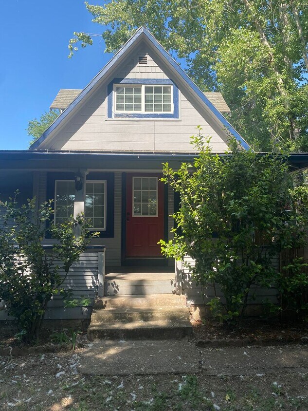 Primary Photo - Recently updated - 4 Bedroom, 1 bath home ...