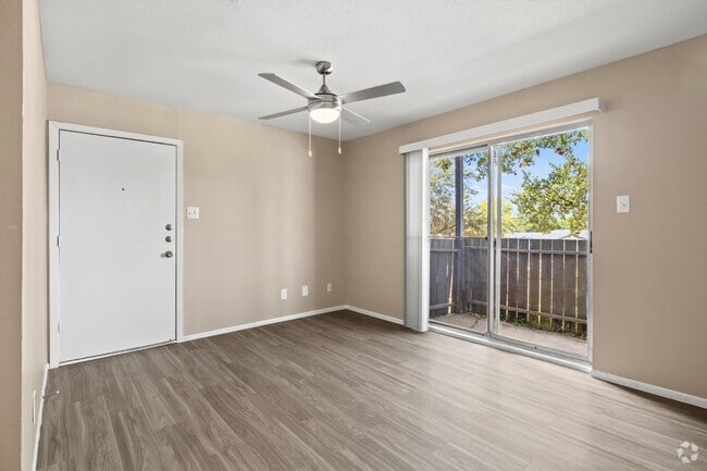 2 habitaciones, 2 baños - 800 pies cuadrados - Sala de estar - Peaks at Live Oak