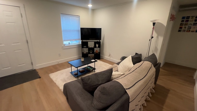 Interior Photo - 401 S Woodlawn