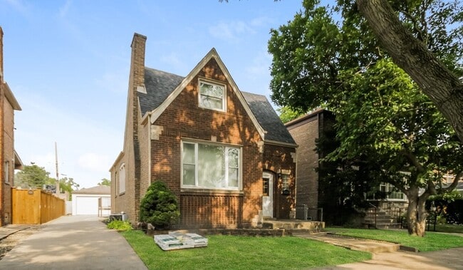 Building Photo - 4836 W Fletcher St