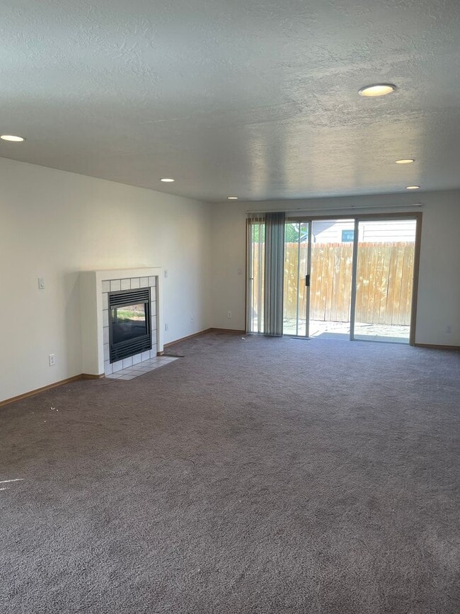 Building Photo - 3 bed home In South Salem