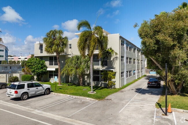 Área de estacionamiento al costado del edificio - The Oaks Apartments