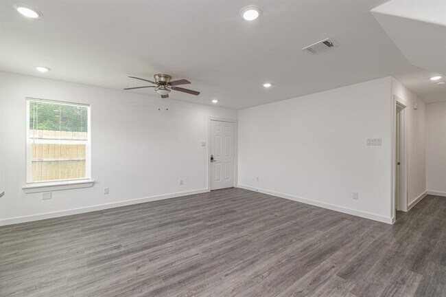 Foto del edificio - 7802 Crestview Dr