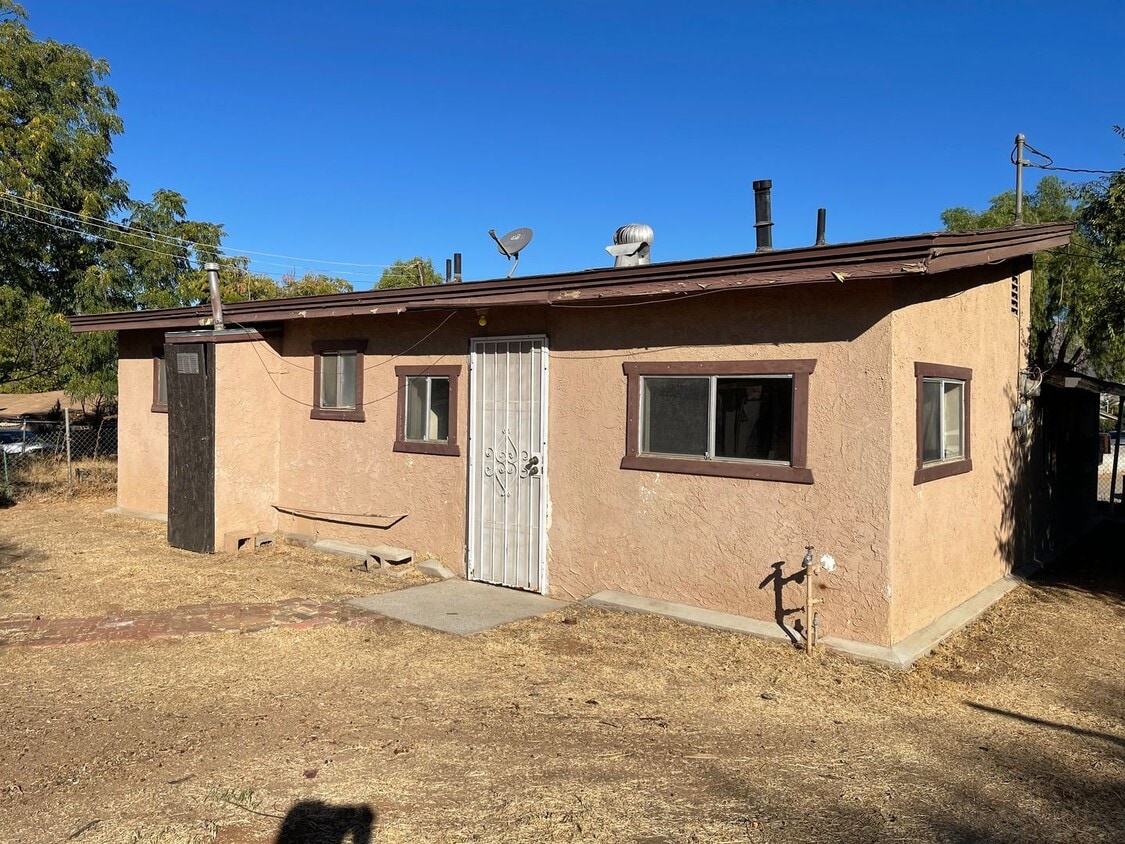 Foto del edificio - 22427 Cottonwood Ave