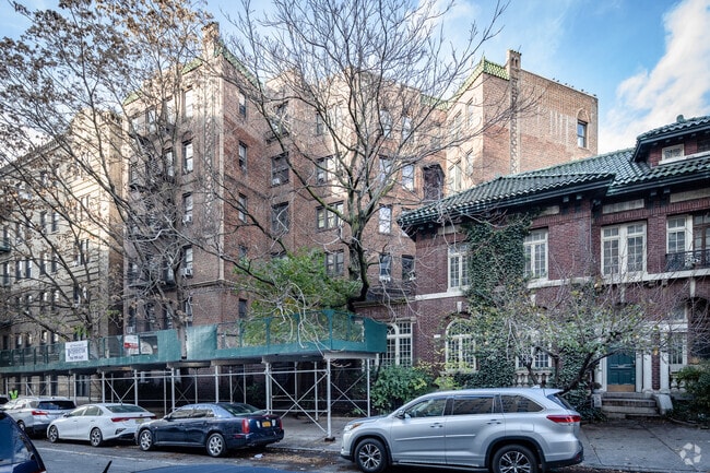Building Photo - 807 Riverside Dr