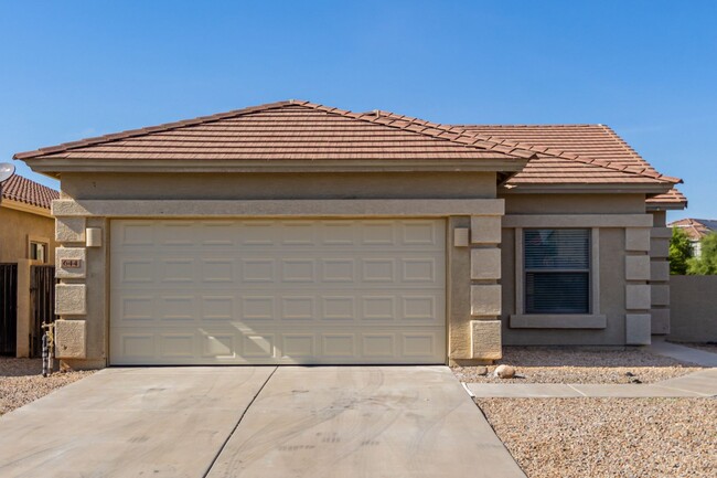Foto del edificio - Check out this 3 bed/2 bath LARGE CORNER LOT!