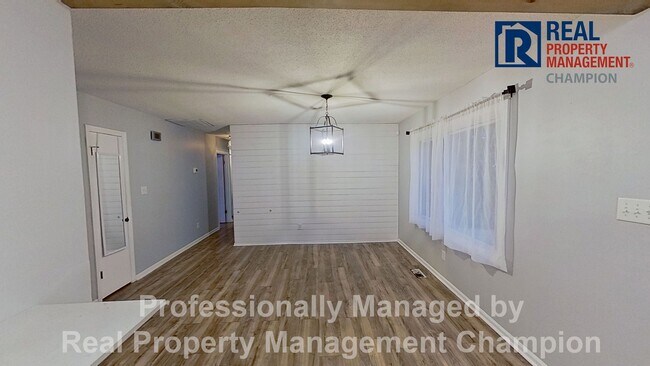 Foto del edificio - Adorable 3 BD/2 BA with Large Lot on Cul-de-Sac