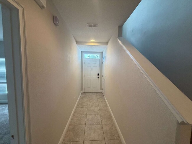 Foto del edificio - Charming 2-Bed Townhouse with Granite Eleg...